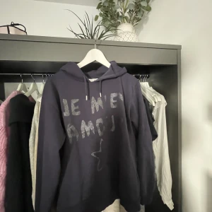 Hoodie🫶🏼 - Hoodie från Gina.💕helt ny aldrig använd. Säljer den för den inte passar mig🫶🏼