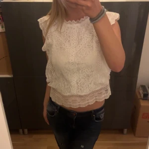 Spetstopp  - Supersnygg vit spetstopp från vila, i strl M. Toppen har inga defekter. Nypriset ligger runt 500kr. 💕💕