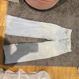 Midwaist och vida i benen. Använda väldigt mycket då de var mina favoritjeans! 2 fläckar (går säkert att få bort) och lite blekta längst ner på ena benet och därav priset! Köpta på Junkyard och sitter bra på mig som vanligtvis har XS/34/25