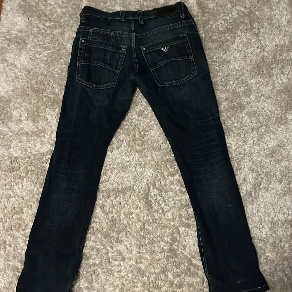 Säljer nu ett par Armani jeans. Det är ett hål i höger framficka men går lätt att sy ihop!. Jeans & Byxor.