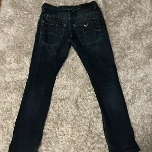 Säljer nu ett par Armani jeans. Det är ett hål i höger framficka men går lätt att sy ihop!