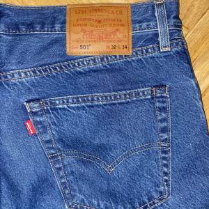 Sparsamt använda Levis jeans i modellen 501 storlek W32L34 