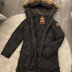 Pjs vinter jacka  - Jag säljer nu denna parajumpers jackan för ett väldigt bra pris. Perfekt för vintern! Skick 6/10 eftersom att drag kedja saknas, därav priset. Annars jättebra skick på självaste materialet. Nypris 12999kr. Det är bara att skriva för fler frågor 🫶🏻 