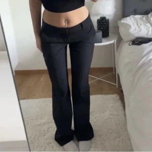 Lågmidjade bootcut kostymbyxor  - Så fina lågmidjade bootcut kostymbyxor, storlek 34.  nypris 500 mitt pris 350