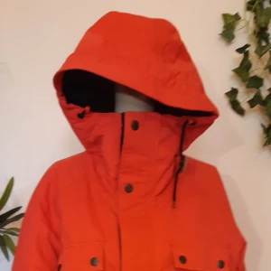 Röd Parkas - Jackan i fint skick, färgen är .örkare röd i verkligheten. Storlek XS