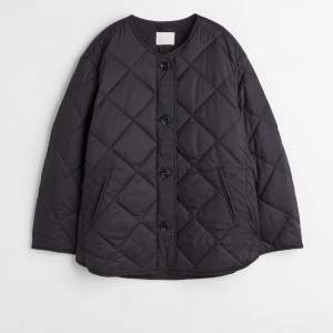Superfin svart quiltad jacka från H&M. Stolek s men ganska oversized 💗perfekt till hösten!!