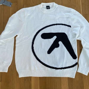 Aphex twin tröja  - Riktigt fet Aphex twin nitted tröja. Knappt använd. Storlek M