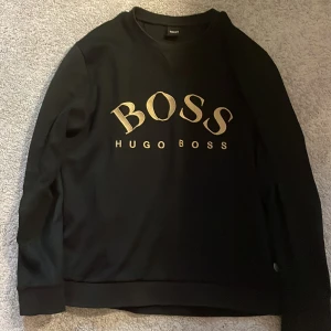 Hugo boss tröja - Bra skick förutom att det var ett hål vid (B) men det är sytt och det är inget som man märker av  Storlek M