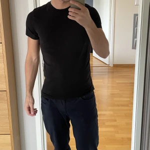 Tshirt weekday  - Tshirt från weekday med smal passform. Storlek S passar XS.   Bra skick