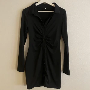 Klänning - Snygg svart klänning, är i storlek M men sitter som en XS/S. Aldrig använt. 