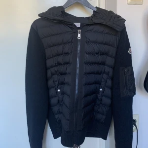Moncler Cardigan  - Säljer nu min Moncler Cardigan. Varm och snygg jacka, perfekt till höst och vinter. Är i väldigt väl bevarat skick. 