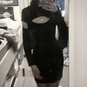 Killstar svart klänning med urringning- långärmad ^^ - En helt ny (oanvänd) svart långärmad klänning med öppningar vid axlar och bröst Otroligt fint skick 🖤 För alla Gothare eller er som ska på halloween fest <3 Köptes för - 699 kr! Storlek XS - men passar också S Nytt utan prislapp ☺️