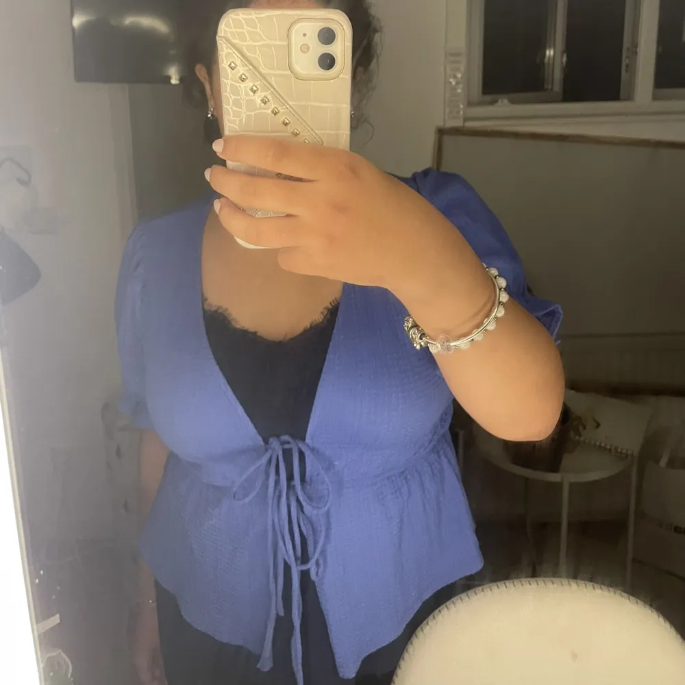 Säljer denna super fina blus/topp från gina tricot. Går att både ha öppen och stängd. Säljer då jag får för lite användning. Hör gärna av dig vid intresse💙. Blusar.