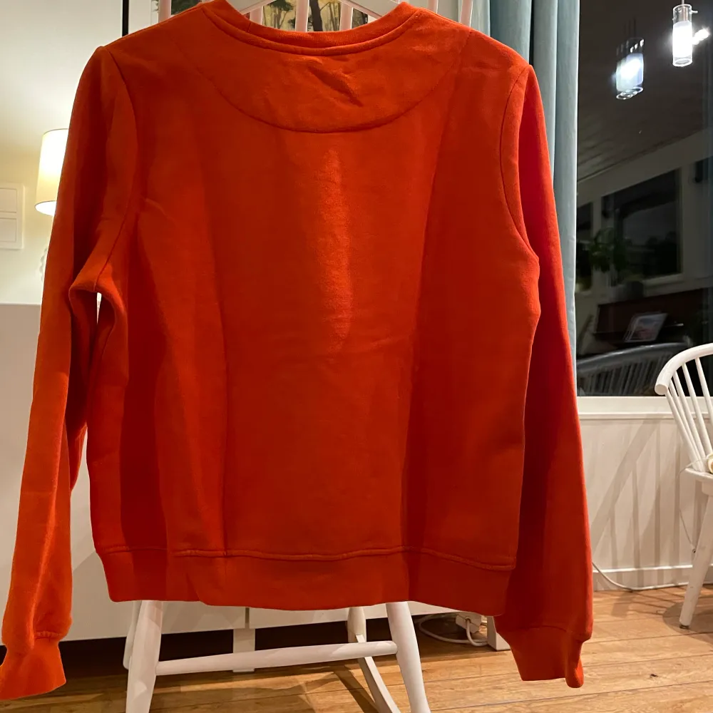Orange sweatshirt från H&M, jätte fin färg till hösten och iprincip aldrig använd! . Hoodies.