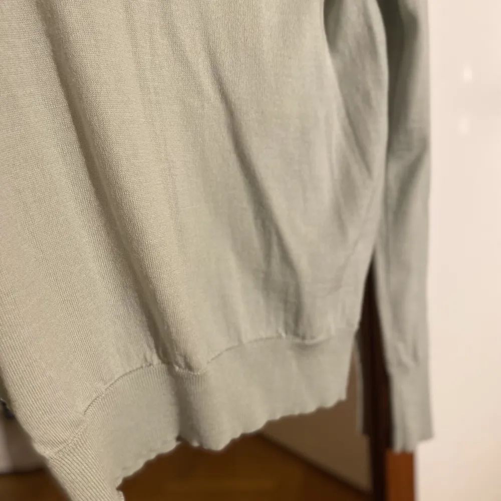 UNI QLO fin stickad tröja i ljusgrön. Är i jätte fin skick nästan inga knoppar eller något sånt. Är i storleken XS. Tröjor & Koftor.