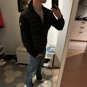 💫Moncler - Cardigan💫 - Säljer nu en riktigt snygg och väldigt trendig cardigan från Moncler i färgen svart😉 Köpt av Polismelker för 6100 alldeles nyligen (finns bevis på att jag köpt den av honom) skicket är 9/10 ny pris 10000 nu på NK, finns kvitto, självklart äkta,finns i dm🤩