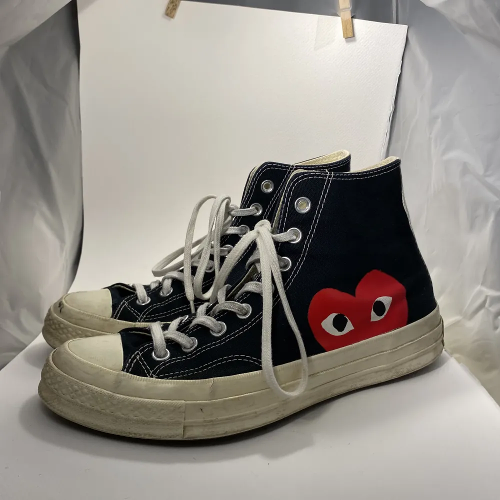 Comme des garçons converse, köpta från NK Göteborg. Original pris 1600kr, har använts en hel del och har nu växt ur dem; ska köpa större. Råka slita en bit av framsidan på klubben varav därför den är sydd. . Skor.