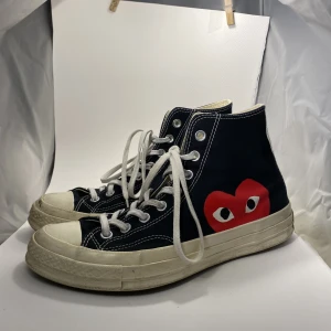 Comme des garcons / CGD - Converse - Black / Svart - Comme des garçons converse, köpta från NK Göteborg. Original pris 1600kr, har använts en hel del och har nu växt ur dem; ska köpa större. Råka slita en bit av framsidan på klubben varav därför den är sydd. 