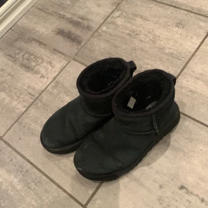 Uggs - Svart uggs, äkta.