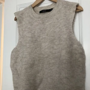 Stickad väst L - Stickad väst från Vero Moda, strl L. Jättefint skick. Lite använd.