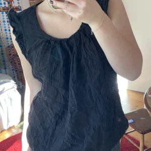 Svart linne med volanger - Perfekt linne till hösten! Svart och så classy med små volanger, passar med allt ju☺️ skriv vid frågor!💕