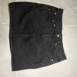 Jeanskjol  - Snygg jeanskjol från weekday. 