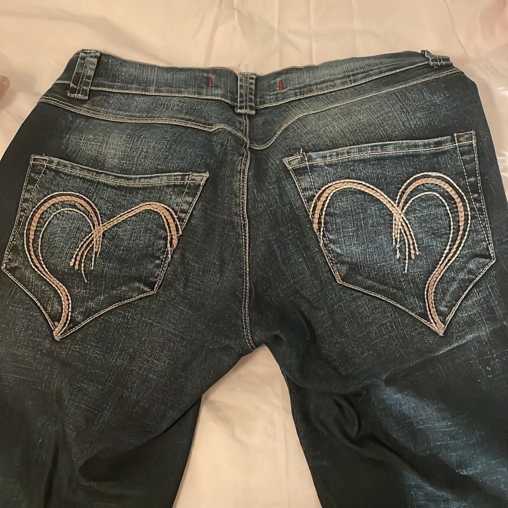 Lågmidjade vintage jeans med fina fickor:) stretchiga så passar xs-m! Är 169 på bilden.. Jeans & Byxor.