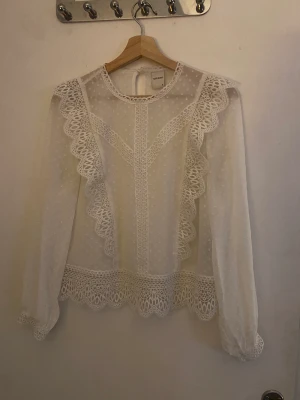 Vit blus - En skitsnygg vit spetsblus, knappt använd då den är lite för lite på mig. Den är i storlek m och skulle säga att storleken är sann. Frakt tillkommer, kan även mötas upp i Stockholm.