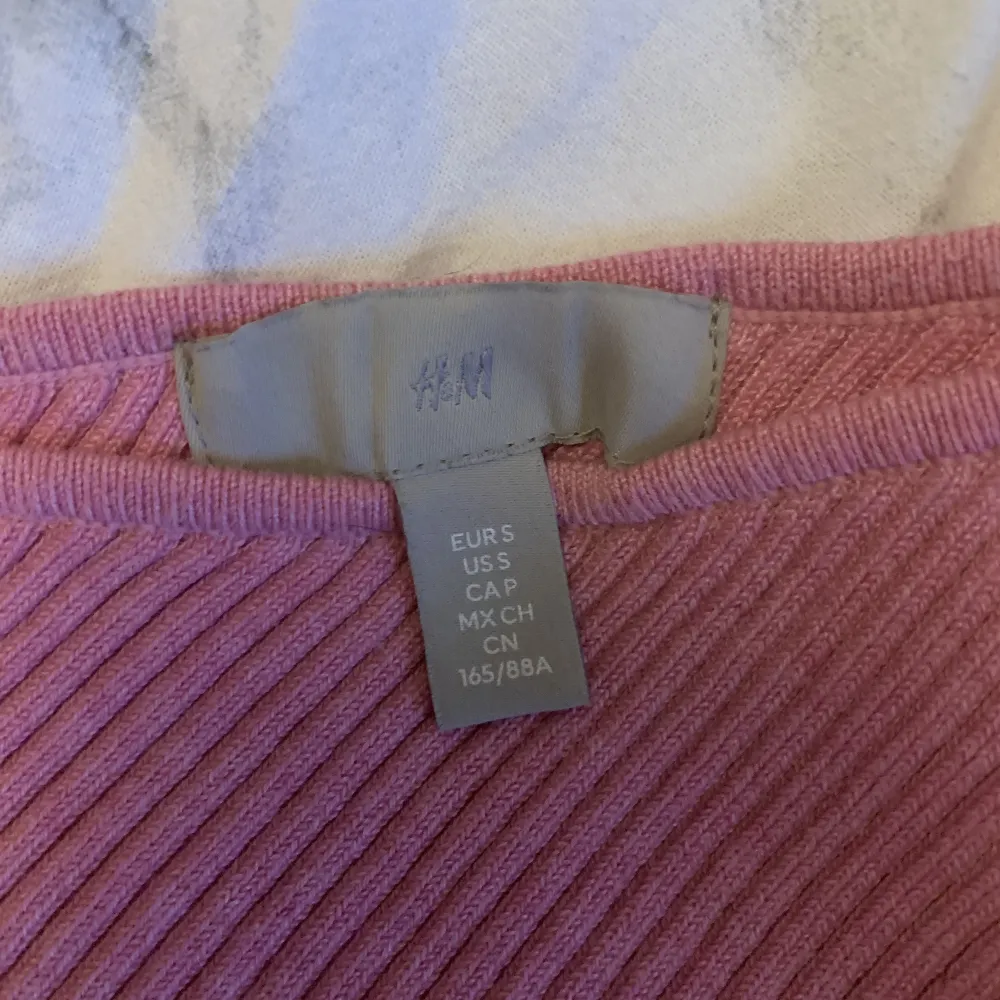 Jättefin rosa enärmad tröja från hm i stl s. Säljer då den tyvärr inte kommer till användning🩷🩷50kr + frakt . Tröjor & Koftor.