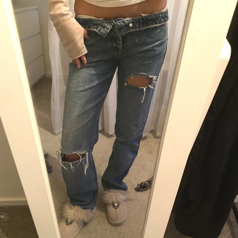 Såå coola jeans med hål 😻 nytt skick och unika 🙏🏽💘💘. Jeans & Byxor.