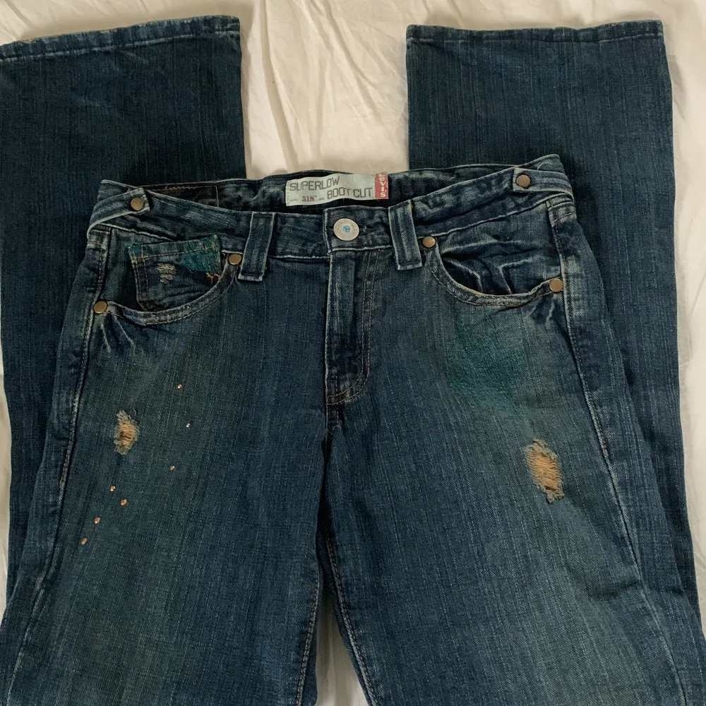 Ett par jättefina unika Levis jeans, fyndade här på plick men säljer för att de var för långa. Jeans & Byxor.