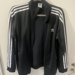 adidas zipup - säljer nu denna då den inte används längre. Tröjan är i nyskick då den tagits hand om bra! pris kan diskuteras💕