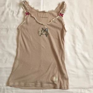 Beige Odd Molly Linne - - Plagg: Linne - Mönster: Inget - Färg: Beige  - Storlek: S-M - Märke: OddMolly - Skick: Otroligt bra  - Egenskaper: spetsad, ribbad, älva, rosetter på ärmena, överhöfterna  Kontakta mig gärna vid frågor 💕 