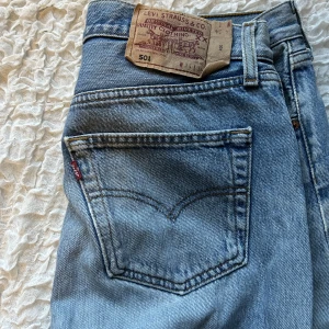 Levis 501or - Jättesnygga 501or med hål på knäna! Passar mig i längd som är ca 165, så längd 34 stämmer inte. Står storlek 34 i midjestorlek men sitter på höfterna på mig som har storlek 29 i midja! 💕