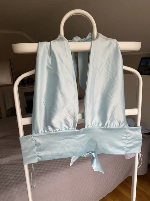 Fin fest topp - Jätte fin fest topp som man kan knyta till ”olika toppar”  I stolek M Ordinarie pris 200 säljer för 50kr Aldrig använd endats testad!