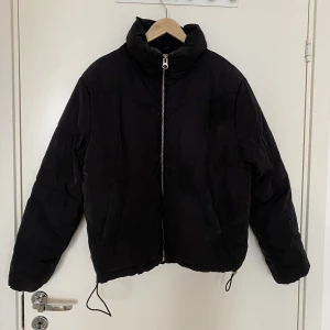 Jacka  - Fin och varm dun-vinterjacka från H&M. 2 fickor. Köpt för 450 säljer för 199. Det finns justerbara band längst ned   Prefekt nu till vintern🤍