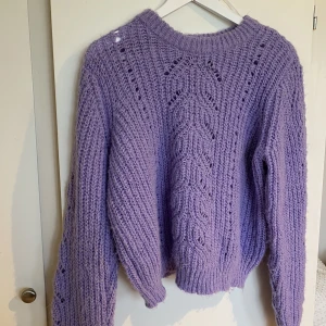 Stickad tröja  - Superfin stickad tröja från märket Pieces. Använd fåtal gånger, jättefint skick 💜💜