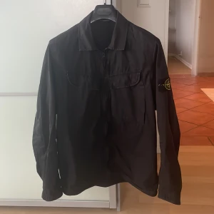 Stone island overshirt  - Svart Stone island overshirt i 10/10 skick. Retail pris: 4999. Självklart äkta (går att scanna) OBS öppen för byten! Möts gärna upp i Stockholm!