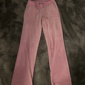 Juicy Couture byxor  - Säljer nu mina juicy Couture byxor i färgen lila,rosa. Använda Max 10 ggr väldigt fint skick. Storlek S. 