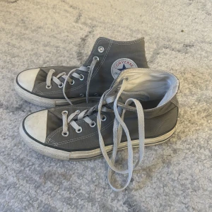 Converse - Säljer dessa grå/gröna converse!! OBS tvättas självklart innan de fraktas. 😊💕