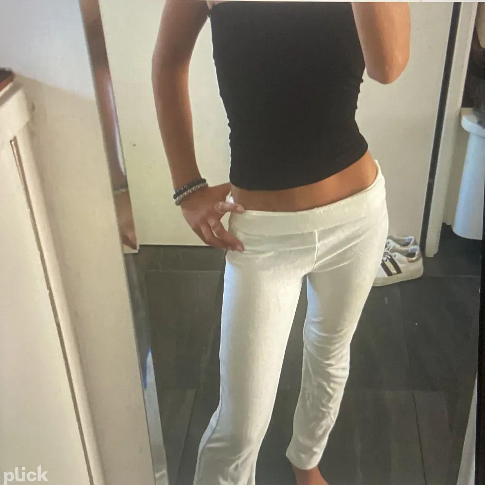 Ett par utsvängda vita mjukisbyxor. Hör av dig vid funderingar!. Jeans & Byxor.