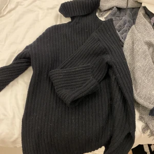 Stickad tröja - Jättefin och varm tröja från Bikbok. Inte riktigt samma modell som på andra bilden men hittade ingen annan. Den är svart och grovt stickad. Säljer då jag tycker det är obehagligt med polo. använd endast 3 gånger, rollas innan jag skickar den❤️❤️❤️