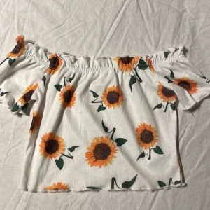 Blommig tröja  - Sjön tajt tröja. Aldrig använd!!