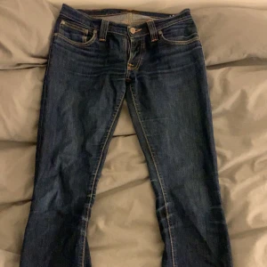 Nudie jeans - Jag säljer mina nudie jeans i helt okej skick, eftersom att dom inte kommer till användning pga att dom är för små💕i byxorna står ingen storlek men dom är mellan xxs/xs