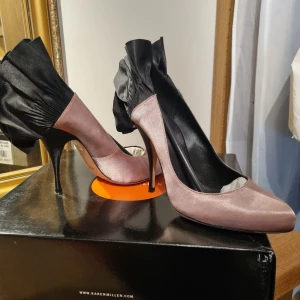 Karen Millen pumps - Coola pumps från Karen Millen, endast använda en gång inne så precis som nya !  Ljusrosa och svarta, perfekta till bröllop eller en "sex and the city-look".  Nypris ca 2900 kr.