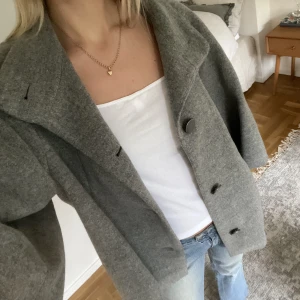 Ulljacka - Jättesnygg capeliknande jacka/kappa i 68% ull. Skulle säga att det är en oversized M🫶🏽