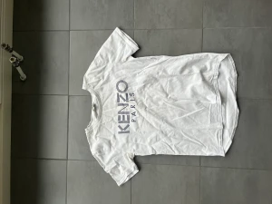 Kenzo t-shirt - Kenzo tröja köpt i Paris på gallerie Lafayette  Köpt för 800kr Skick 6/10  Storlek 14 år men passar XS/S 