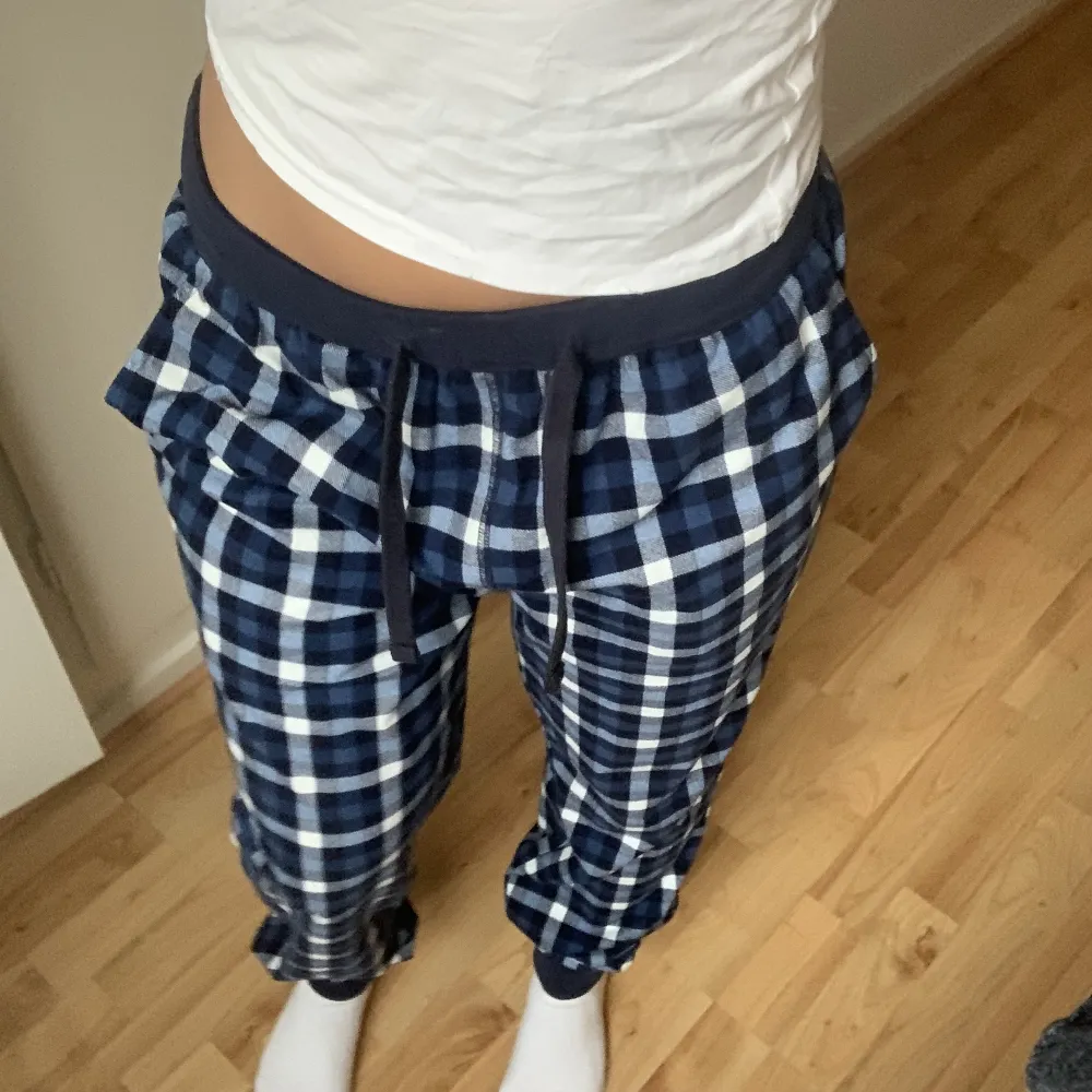 Oanvända pyjamasbyxor från c&a. Står storlek M men små i storleken, skulle snarare säga xs/s. Supersköna! . Jeans & Byxor.