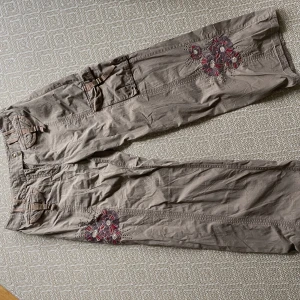 Y2k cargopants - Cargopants i storlek L, fin brodyr på sidorna