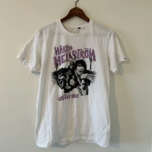 Håkan hellström ullevi t-shirt - Håkan hellström t shirt från 2022 turnen, fin och bra skick sitter som en S/M